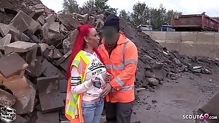 Baustellen Arbeiter fickt rothaariges Teen bei der Arbeit ohne Kondom - German Ginger-haired